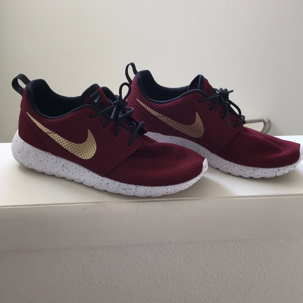 Women’s size 8 NikeID Roshe
